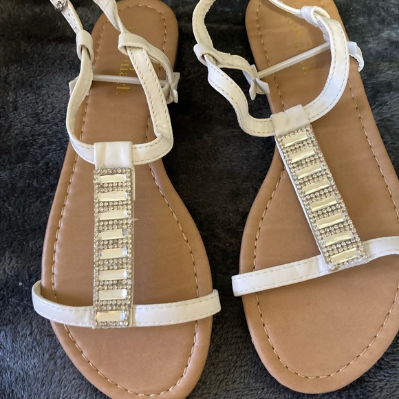 Women’s sandals with crystal toe strap embellishment. Ankle buckle - Picture 6 of 7